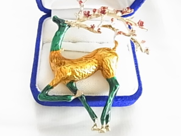 ▲未使用　大き目インパクト感　鹿のモチーフ　角に梅デザインが可愛い印象　存在感　個性的　華やかな素敵なデザインのブローチ_画像1