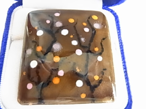 ▲ビンテージ／ヴィンテージ　大き目存在感　焼き物系　ココナッツブラウントーンに木のような樹木系柄模様　可愛い印象のレトロのブローチ_画像1