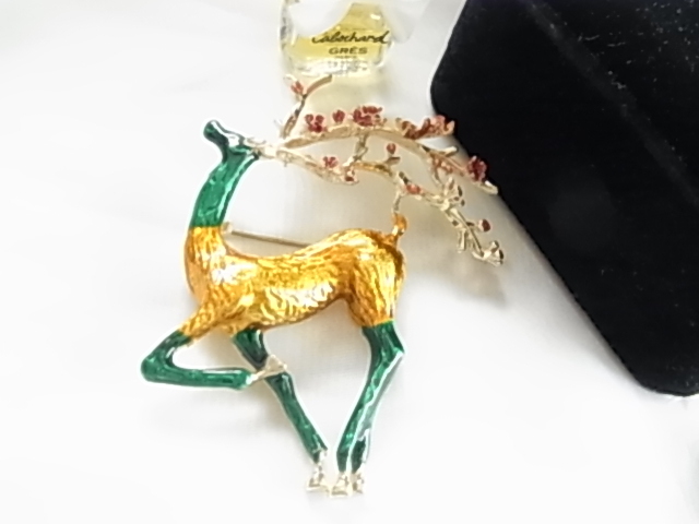 ▲未使用　大き目インパクト感　鹿のモチーフ　角に梅デザインが可愛い印象　存在感　個性的　華やかな素敵なデザインのブローチ_画像2