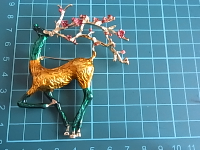 ▲未使用　大き目インパクト感　鹿のモチーフ　角に梅デザインが可愛い印象　存在感　個性的　華やかな素敵なデザインのブローチ_画像7