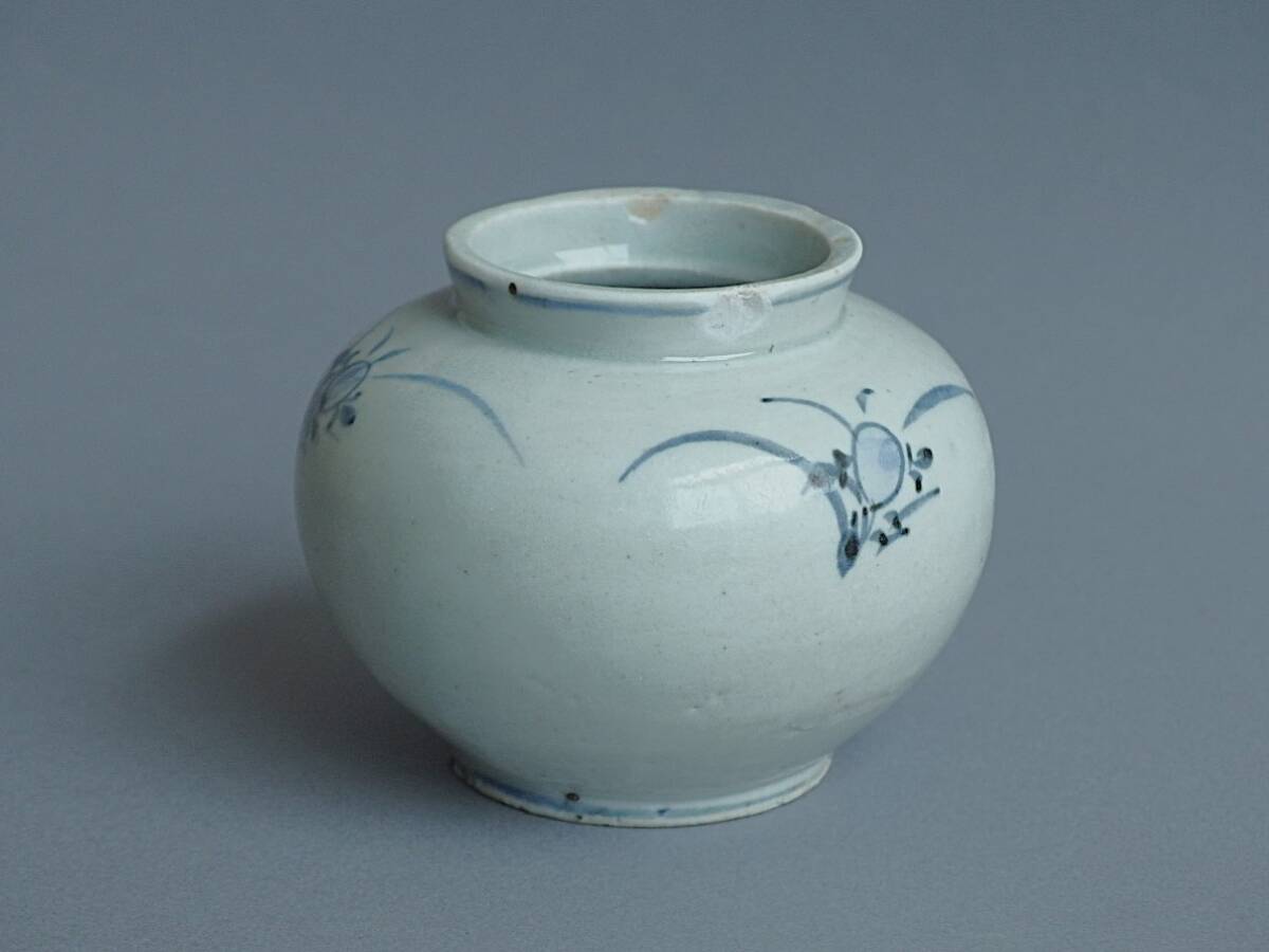 李朝 伊万里 染付 算木文 角花入 時代物 ◎野遊4 清楚な李朝分院染付草花文小壺 朝鮮王朝時代後期 李朝