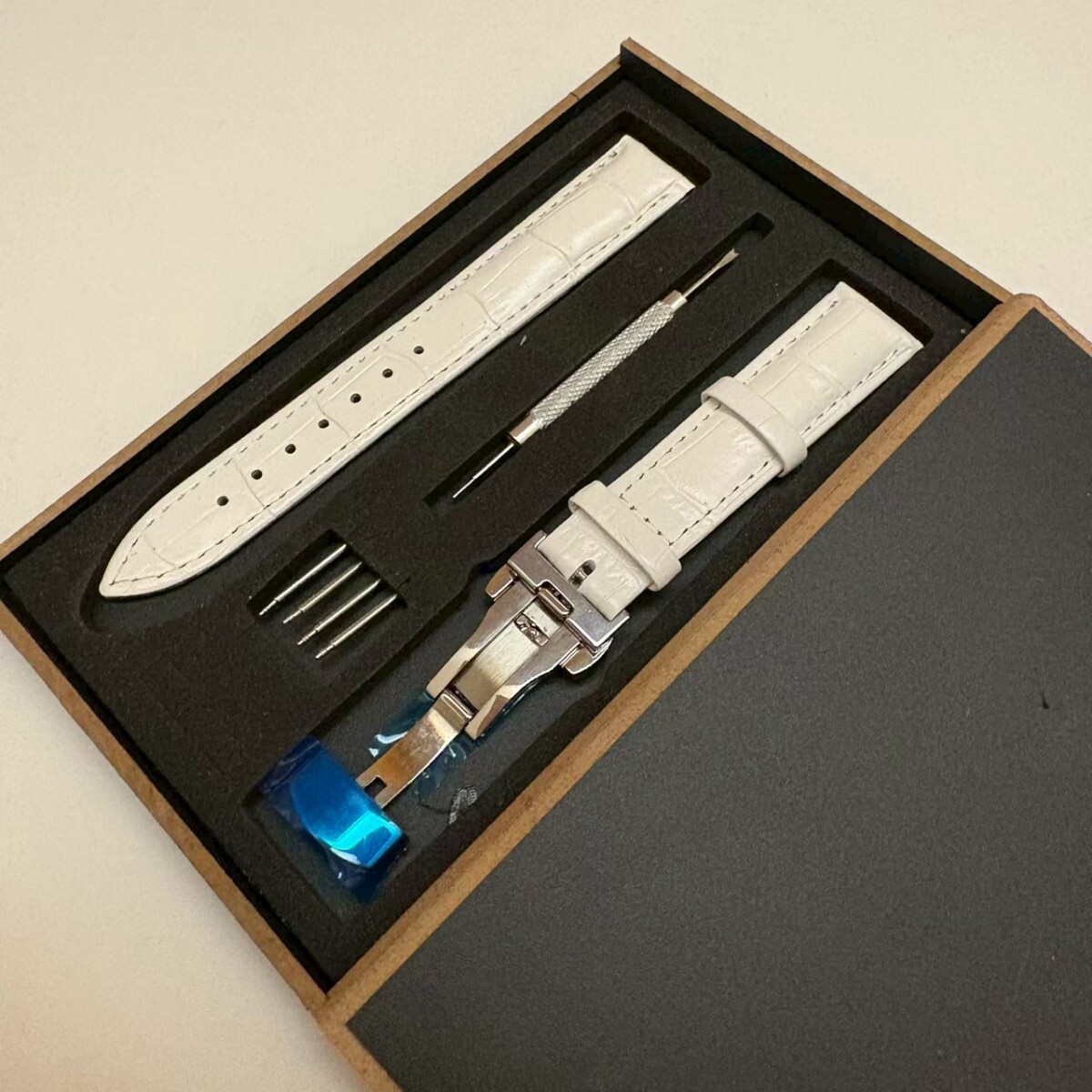 腕時計ベルト レザーベルト Dバックル20mm 交換用ベルト バネ棒 外箱 腕時計バンド 革ベルト 交換用レザーベルト スペアベルト_画像2