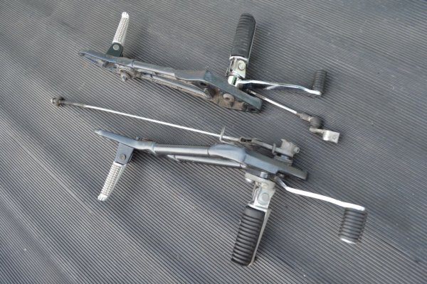 【4DN】ルネッサ 純正　ステップ左右セット　SRV　00238H_画像1