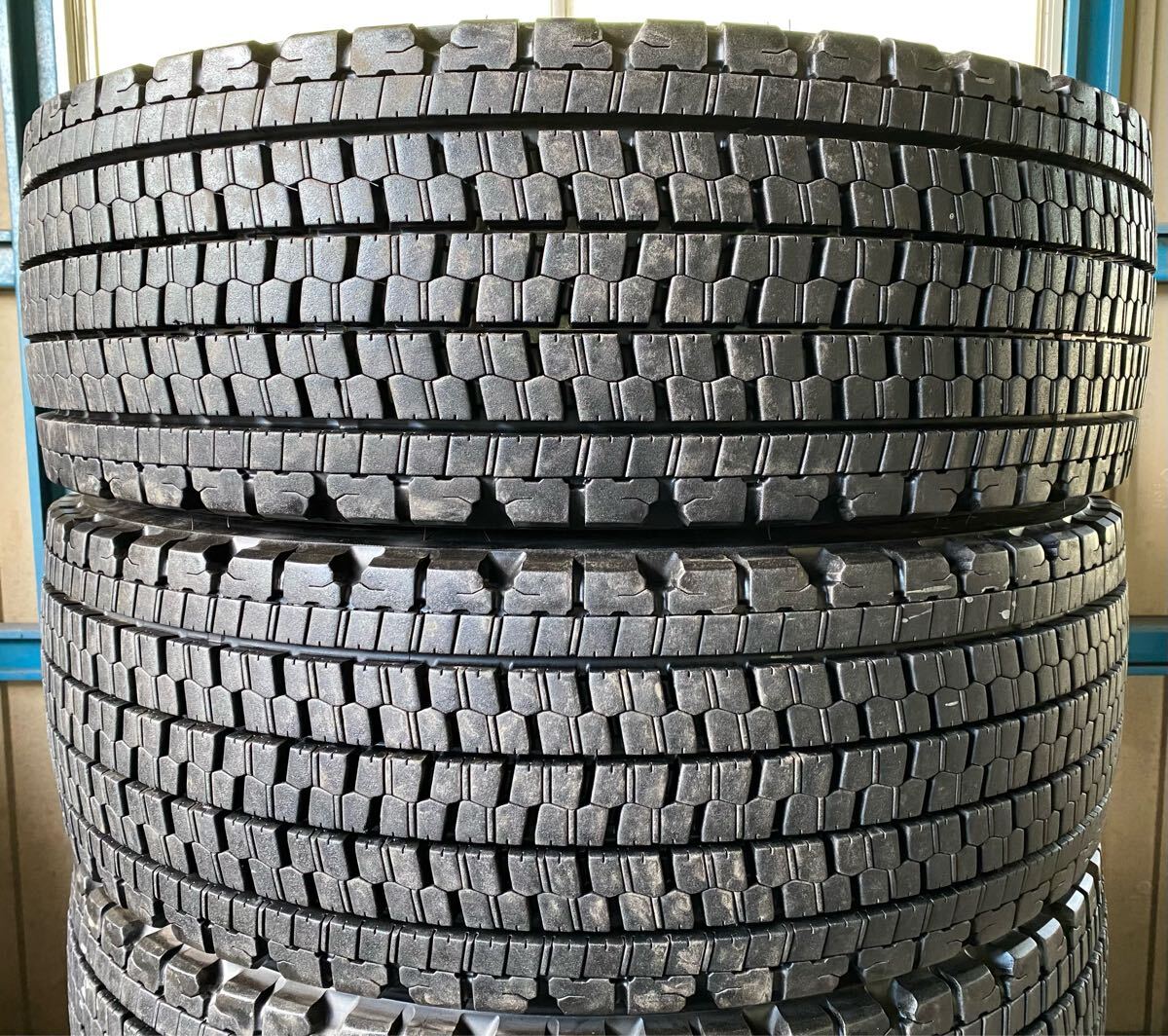 送料無料◆スタッドレス トラック タイヤ◆265/60R22.5 143/140J◆ブリヂストン W900◆2023年製◆バリ山◆残溝約 16mm◆6本セット_画像2