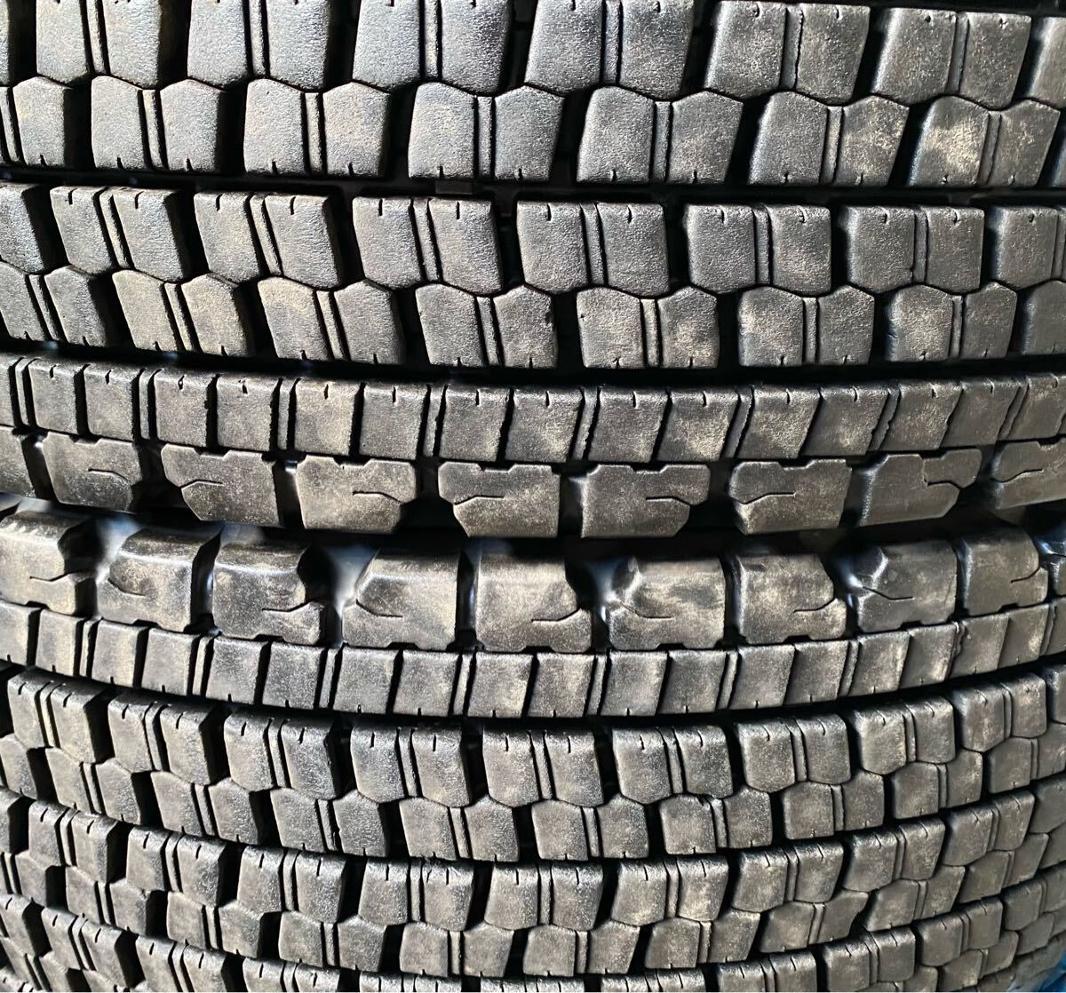 送料無料◆スタッドレス トラック タイヤ◆265/60R22.5 143/140J◆ブリヂストン W900◆2023年製◆バリ山◆残溝約 16mm◆6本セット_画像7