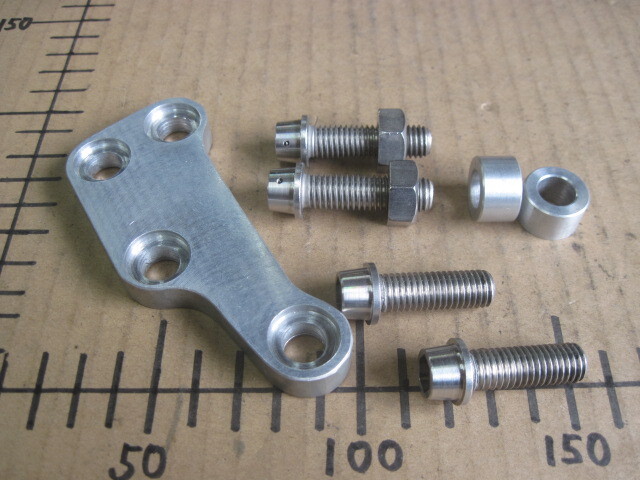 ヤマハ TZ125[3V3/5F6] 鉄フレームレーサー用 メーカー不明ブレンボ40ピッチキャリパーサボート 320Φ対応？??