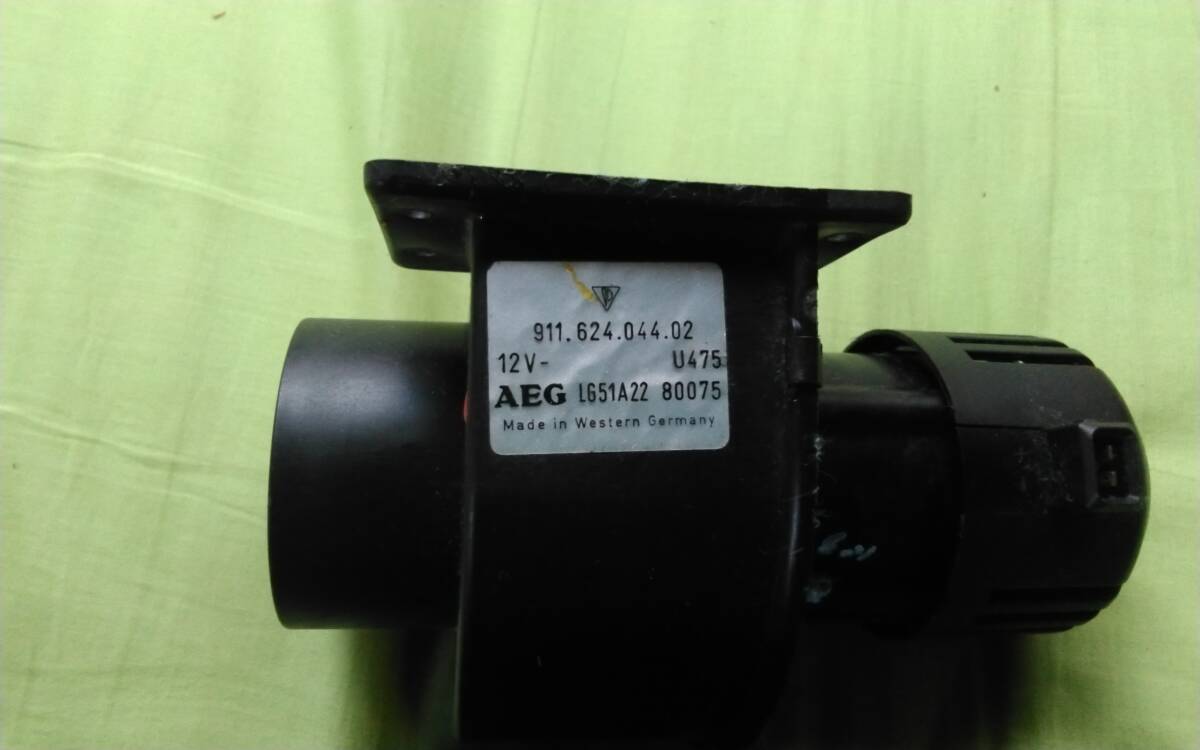 ポルシェ 911 930ヒーターファン 964 993 にも使えるか?と思います。左右 1つはファン羽破損ジャンク。モーター作動良好。_画像3