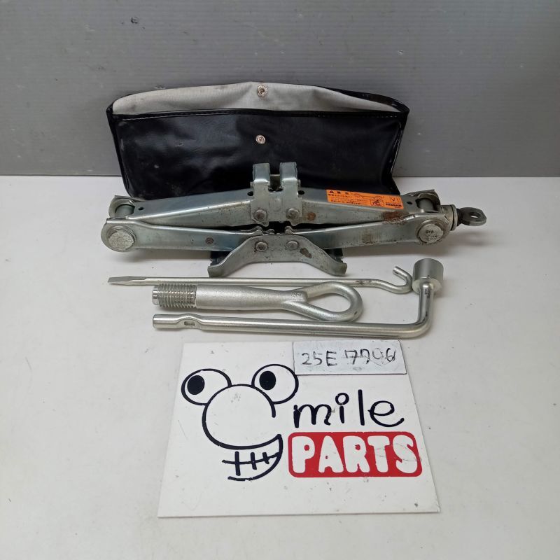 ＫＮＹ５１／ＫＹ５１　フーガ　純正　ジャッキセット　２Ｚ３－２１－１/２５Ｅ７７９６*同梱不可_画像1