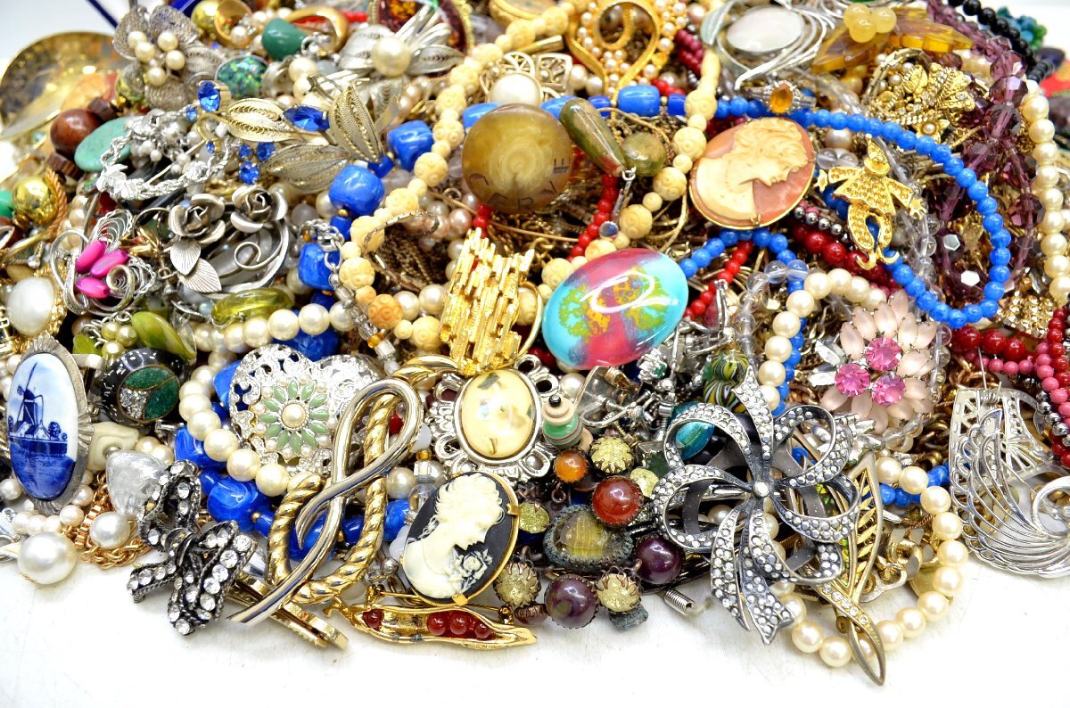 貴金属 メッキ イミテーション アクセサリー 約9.5kg ジャンク品 約10kg アクセサリー まとめ 大量 ネックレス ブローチ