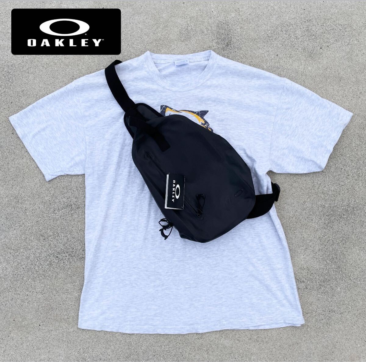 美品Y2K OAKLEY オークリー メッセンジャーバッグ ロゴ Y2K 00s 定価8800円【新品・未使用】オークリー ブラック ショルダー