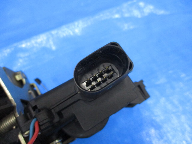 ●9CAQY 左ハンドル VW ニュービートル 前期 純正 右 ドアロック アクチュエーター 助手席側 作動確認済みです●_画像2