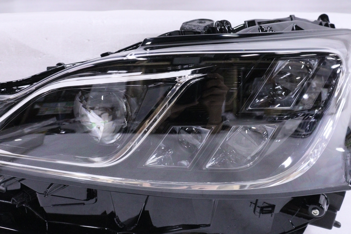 10-1003★美品 中期 LED ASE30 レクサスIS★左ヘッドライト KOITO 53-100 打刻:1オ ブラック 純正★レクサス (UK)_画像2