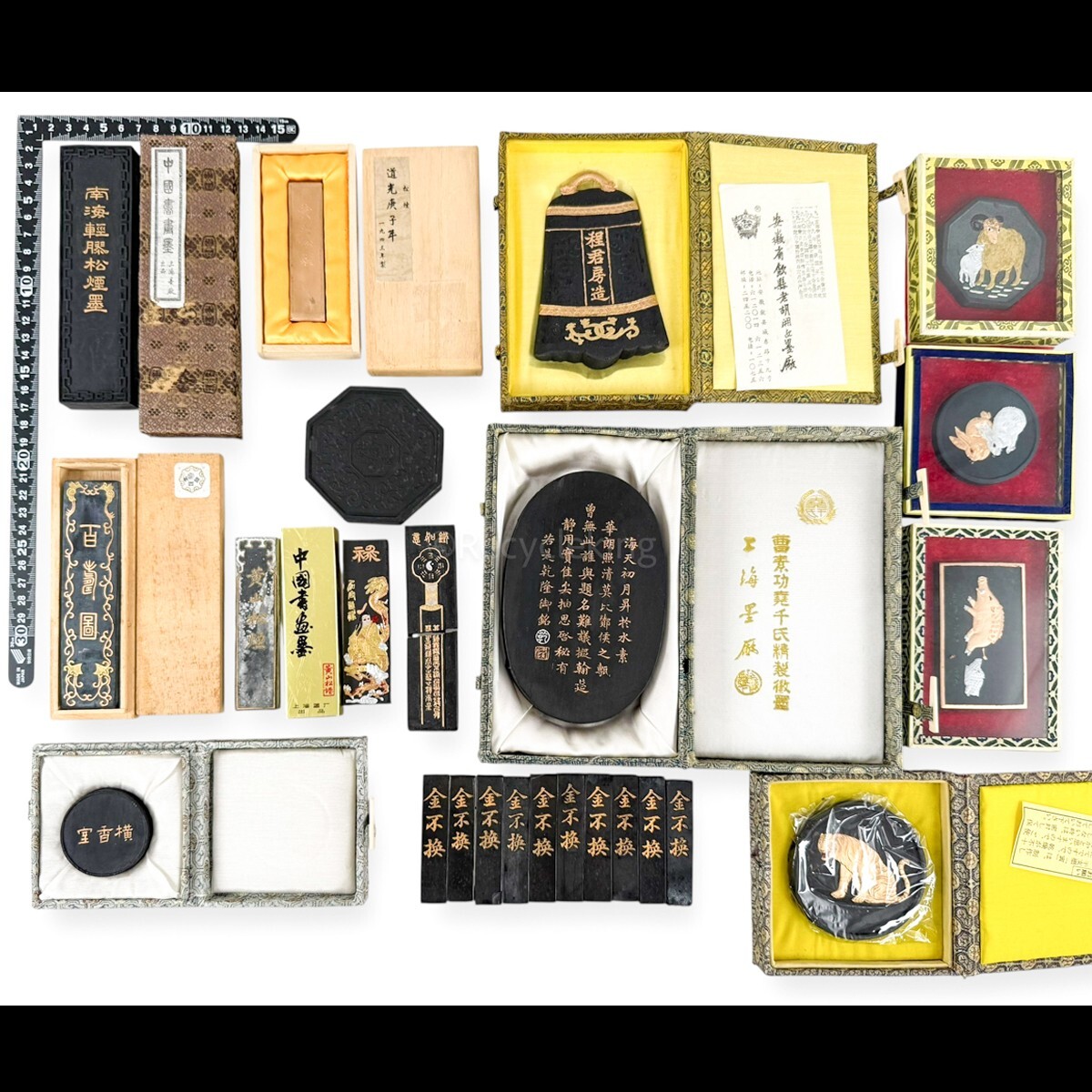 中華高級古墨1940年代胡開文4点
稀少小型墨5gx4 中国墨 上海墨厂/老胡開文/曹素功/南海/金不換/海天 24点 古墨