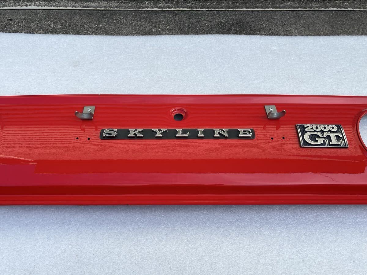 個人宅配送不可【当時物】日産 C110 スカイライン ケンメリ 純正 リアパネル バックパネル エンブレム付き 塗装品 錆なし NISSAN ヨメンリ_画像4