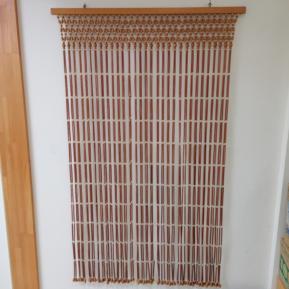 【木製 ビーズ のれん】中古品 暖簾 ビーズカーテン 昭和レトロ 飾り ブラインド 仕切り インテリア【A9-4】0703+-_画像1