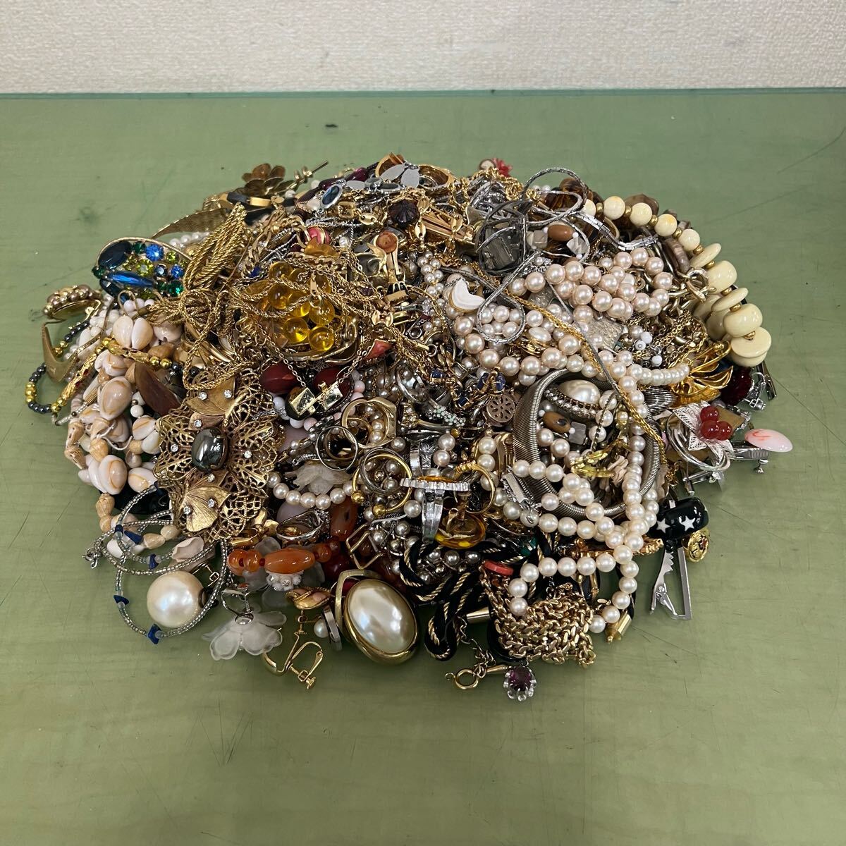 ヴィンテージアクセサリー 大量まとめ 指輪 ネックレス イヤリング ブローチ ○38 メッキアクセサリー ネックレス ブローチ イヤリング 指輪