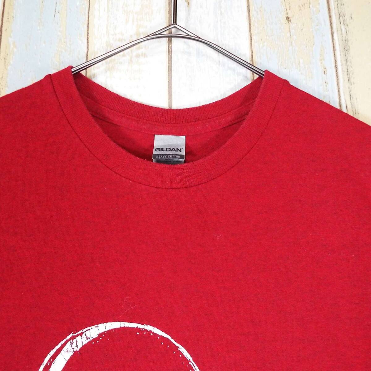 【US古着 肩幅45cm】GILDAN ギルダンBULLDOGS チーム アメフト ひび割れプリント 半袖Tシャツ Mサイズ レッド コットンポリ T90 アメカジ_画像2