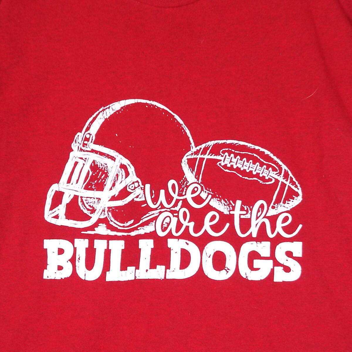 【US古着 肩幅45cm】GILDAN ギルダンBULLDOGS チーム アメフト ひび割れプリント 半袖Tシャツ Mサイズ レッド コットンポリ T90 アメカジ_画像3