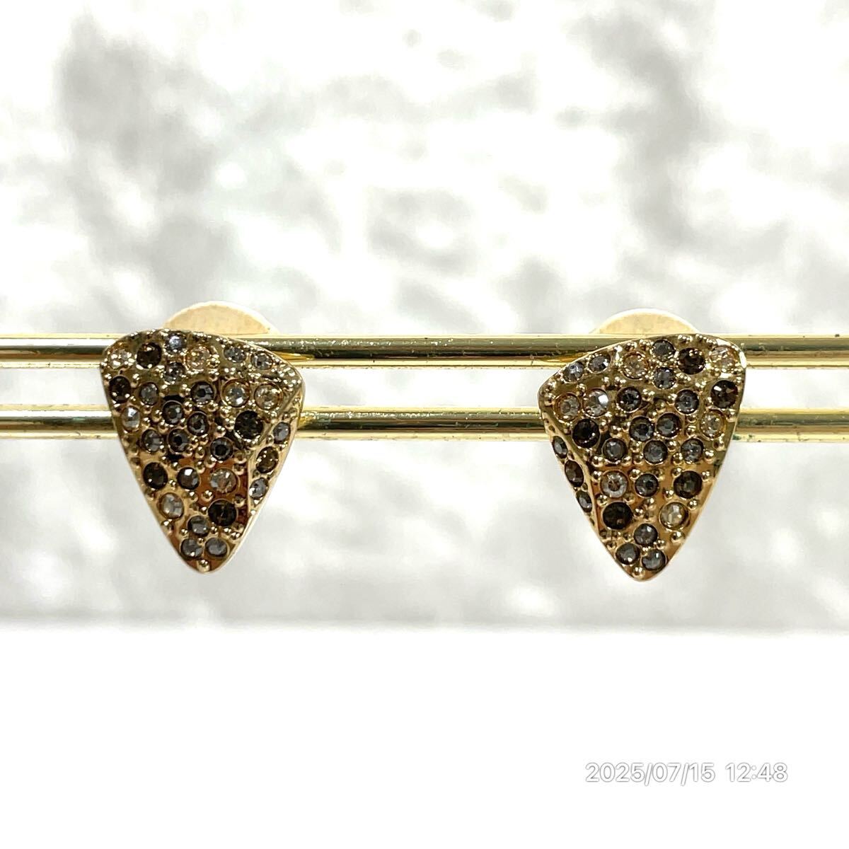 SWAROVSKI スワロフスキー 三角モチーフ ゴールドカラー クリスタル ラインストーン イヤリング ピアス アクセサリー 装飾品 小物_画像5