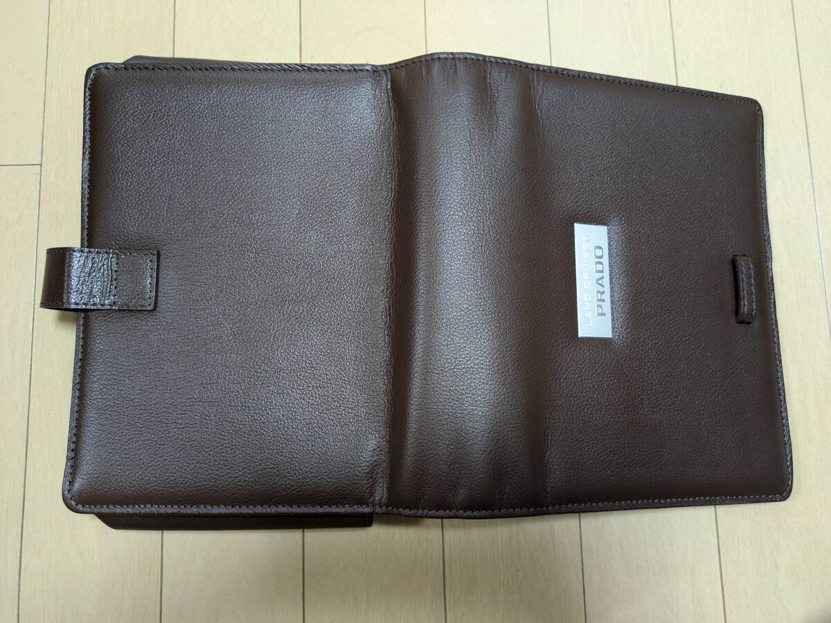 ▽F2540 TOYOTA トヨタ ランドクルーザー プラド 取扱説明書 取説 車検証ケース 車検証入れ レザーケース ブラウン 全国一律送料600円_画像3