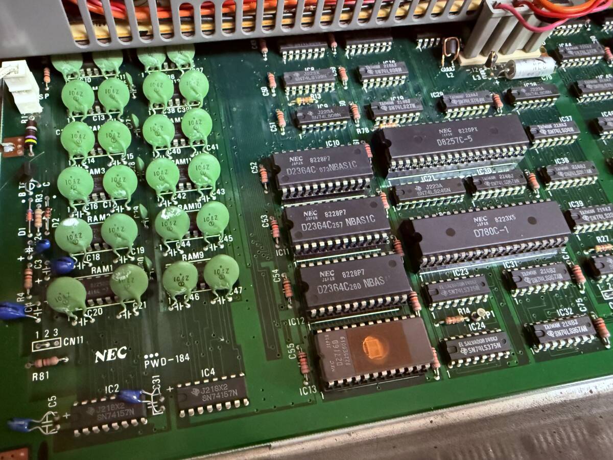 R9180C 【ビンテージ】 NEC PC-8001 1982年製 パーソナルコンピューター 元箱+デモプログラムテープ+PCG-SOFT/PCG-8100_画像9