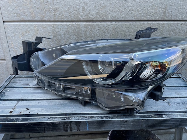 平成27年　マツダ　アテンザセダン　XDプロアクティブ　純正左側ヘッドライト　助手席側