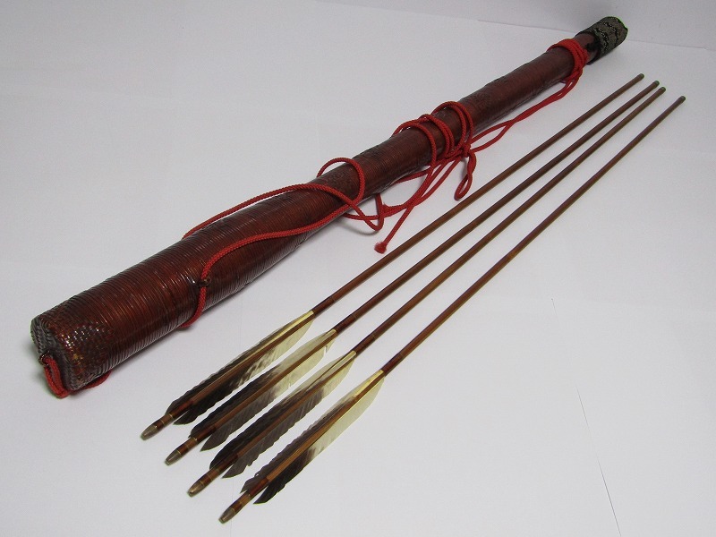 竹矢 4本組セット 88.5cm×3本(各27g) 89cm×1本(28g) 矢筒付き 弓道 詳細不明につき、画像にてご判断下さい fg08-9977[TOM] ①