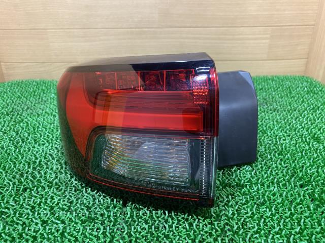 アウトランダー(5LA-GN0W)/純正テールランプ左/LED/8330B181 アウトランダー 5LA-GN0W 左テールランプ X42 W5195 8330B181