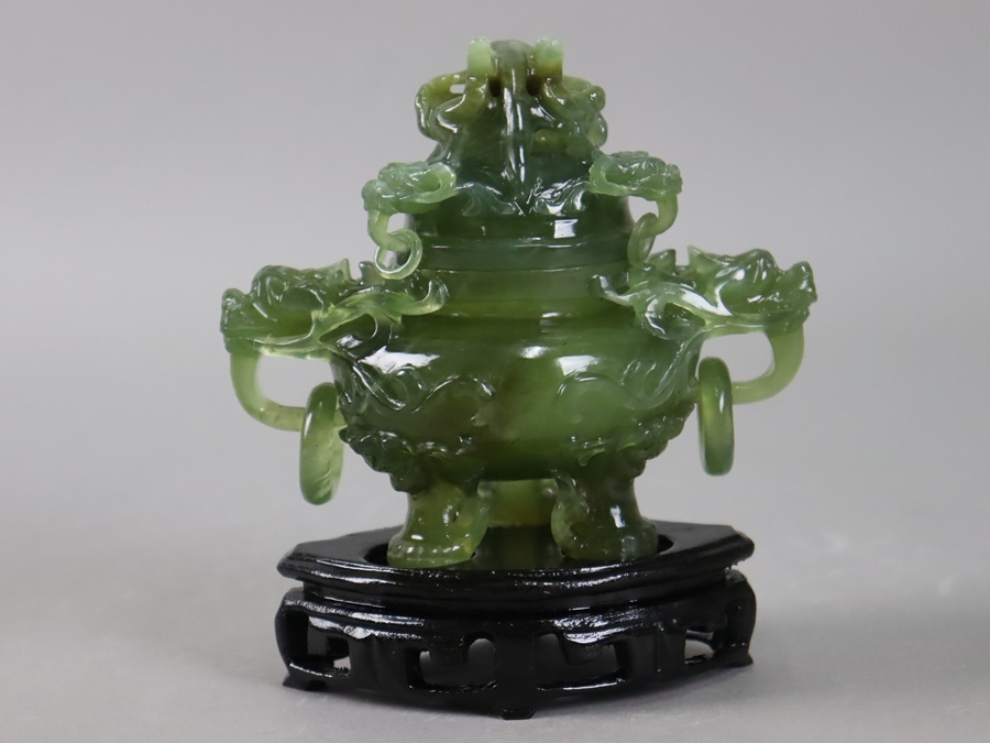 中国 玉石彫刻 獅子摘 双耳遊環 飾壷 香炉 唐木台付 N 8606 中国古玩 翡翠玉石 彫刻 龍蓋彫遊環付 香炉 唐木台付 置物 箱付