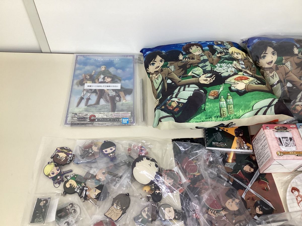 進撃の巨人 グッズ まとめ売り 缶バッジ アクスタ 紙類 200点以上 12 D【現状】進撃の巨人 グッズ まとめ売り 缶バッジ アクリル