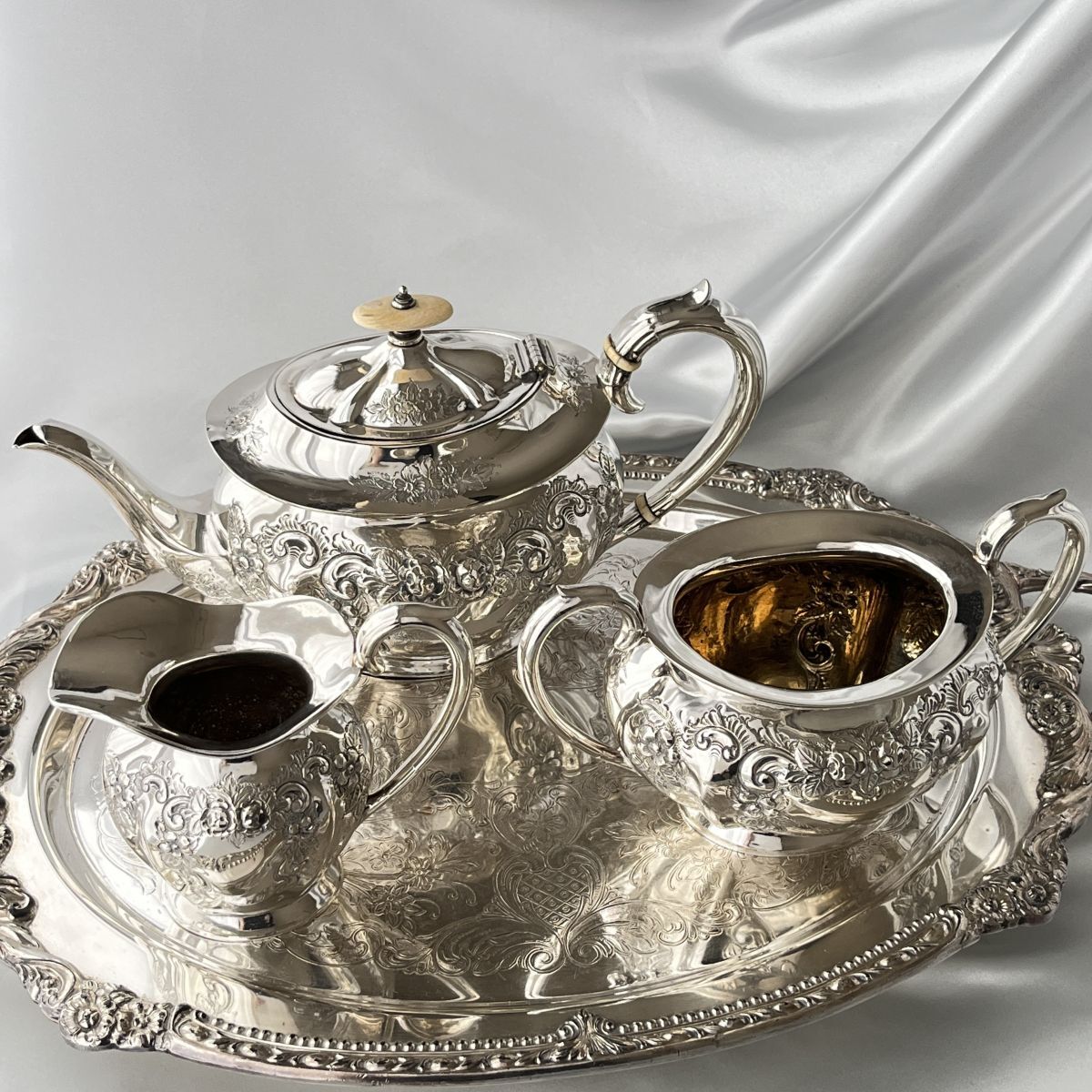 銀製ティーサーバー、3点セット 銀製ティーサーバー、3点セット