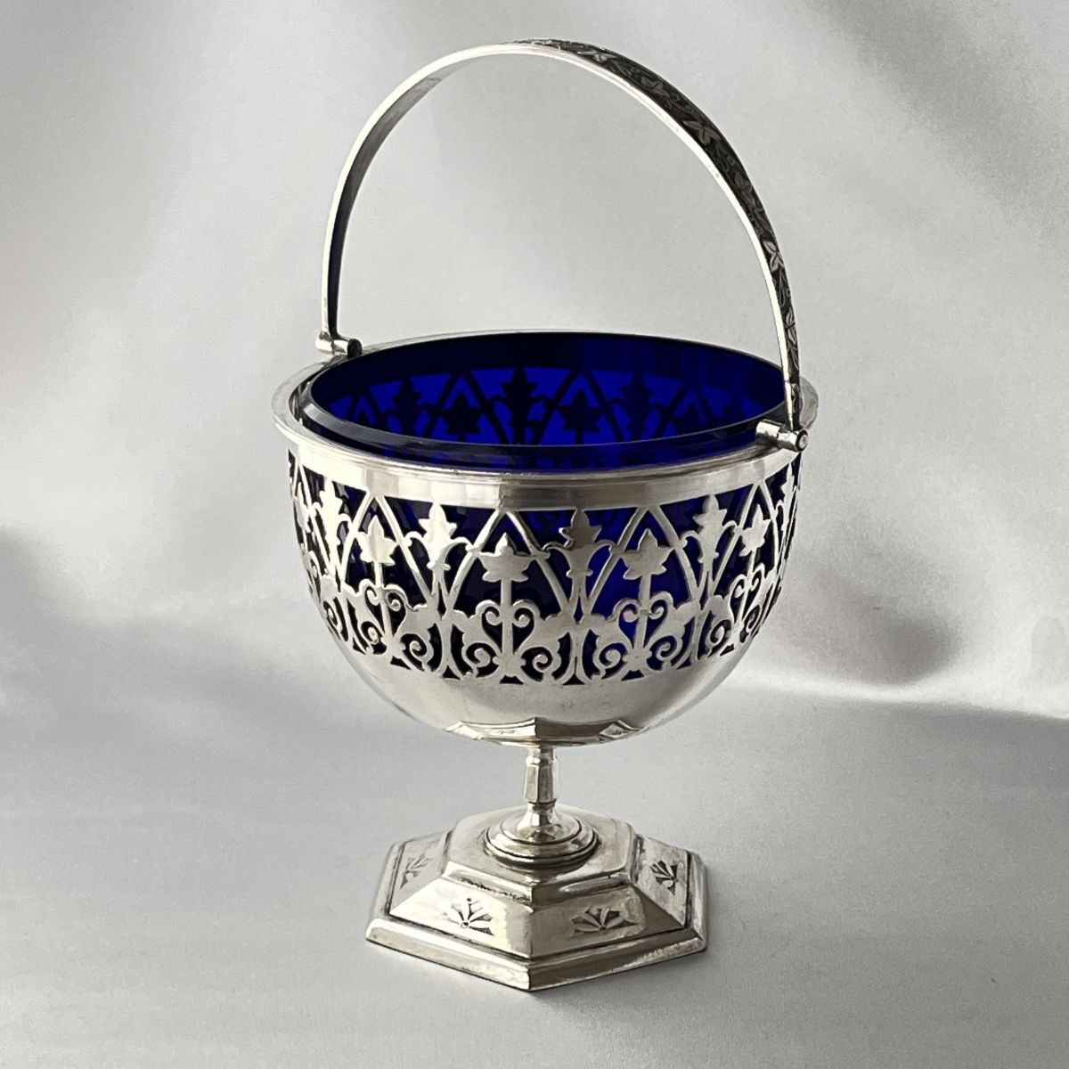 【英国】 透かしのボンボンスタンド【シルバープレート / ガラス】ハンドル付き 英国】 透かしのボンボンスタンド【シルバープレート / ガラス