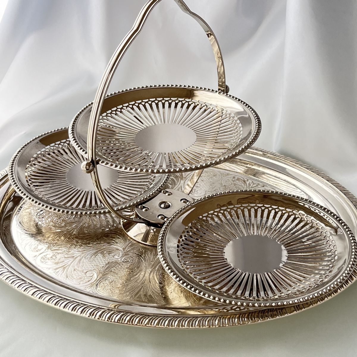 【英国】 パールと透かしのケーキスタンド バタフライ式 英国】 パールと透かしのケーキスタンド バタフライ式