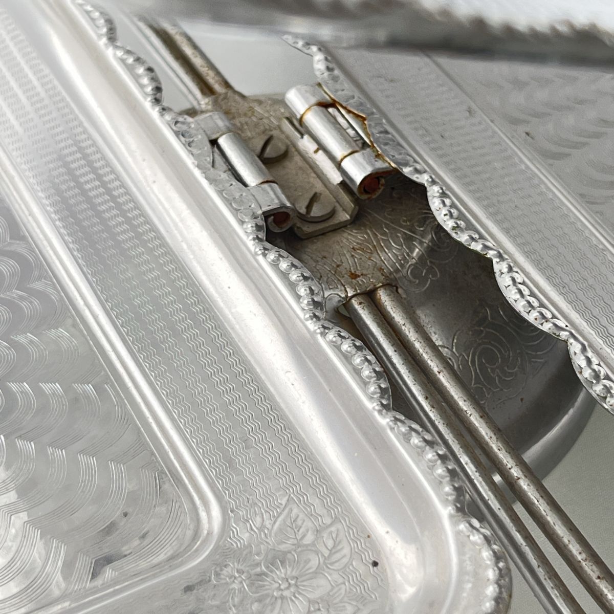 英国】 ケーキスタンド バタフライ式 優雅なチェイシング【クロム】