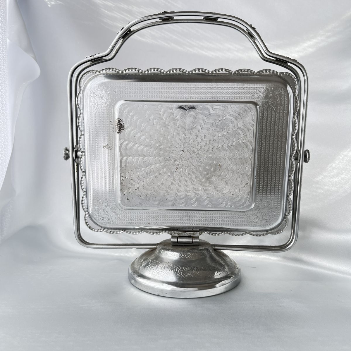 英国】 ケーキスタンド バタフライ式 優雅なチェイシング【クロム】