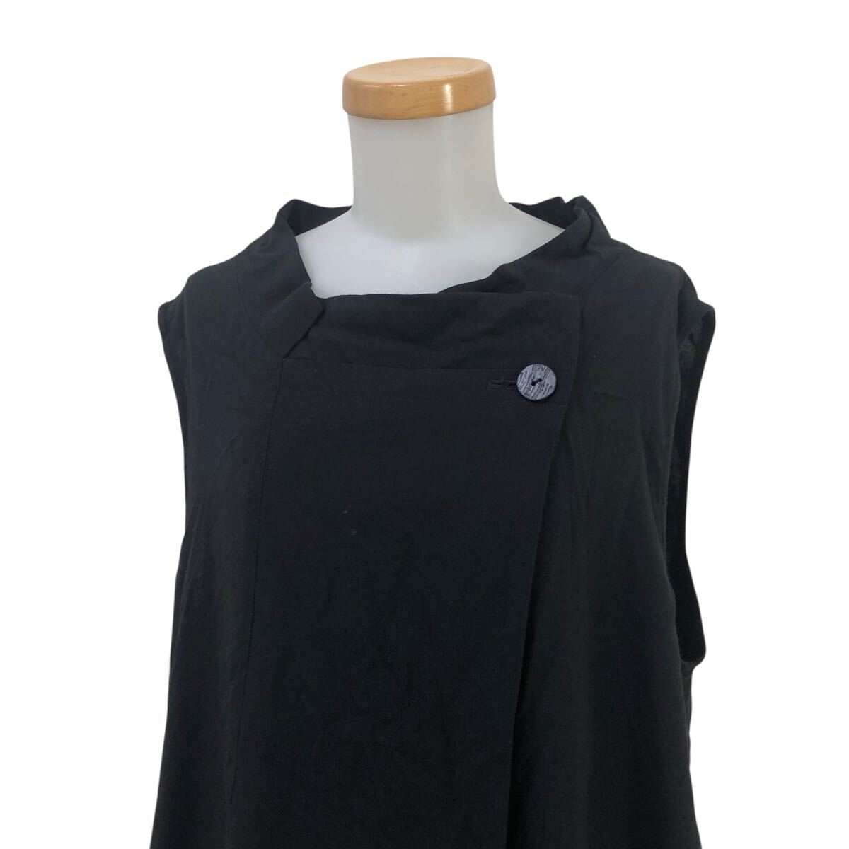 m637-6 慈雨 ジウ ノースリーブ 変形 デザイン ワンピース ワンピ ひざ丈 ブラック 黒 レディース 40 日本製_画像2