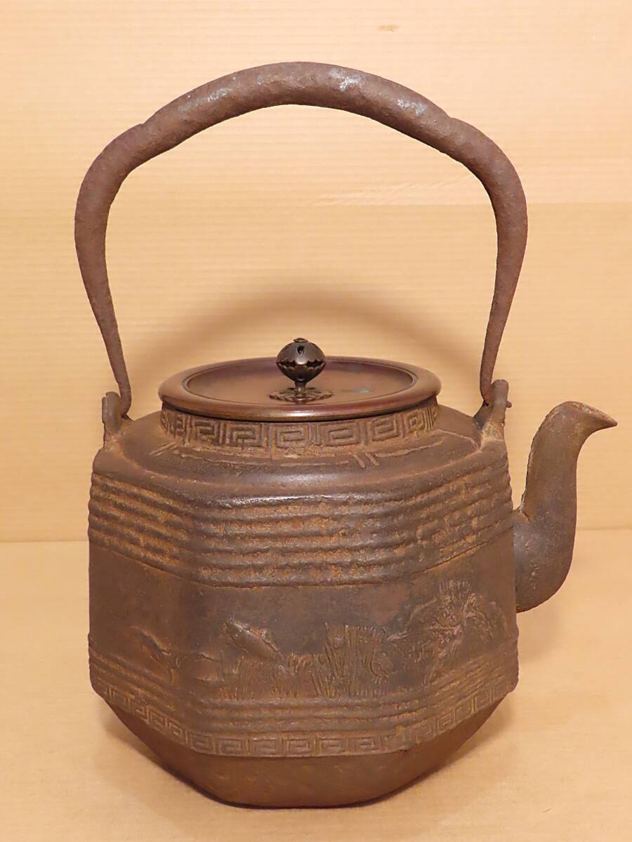 龍文堂 八角 鉄瓶 穴あき物 古い 龍文堂 井上造 魚文 草花 舟 八角 鉄瓶 茶道具 煎茶(鉄瓶