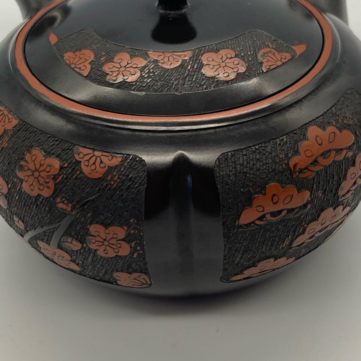 常滑焼【梅原玉堂】松竹梅 急須 茶注 M0722704B 常滑焼 梅原 玉堂造 黒泥 急須 横手急須 在銘 煎茶