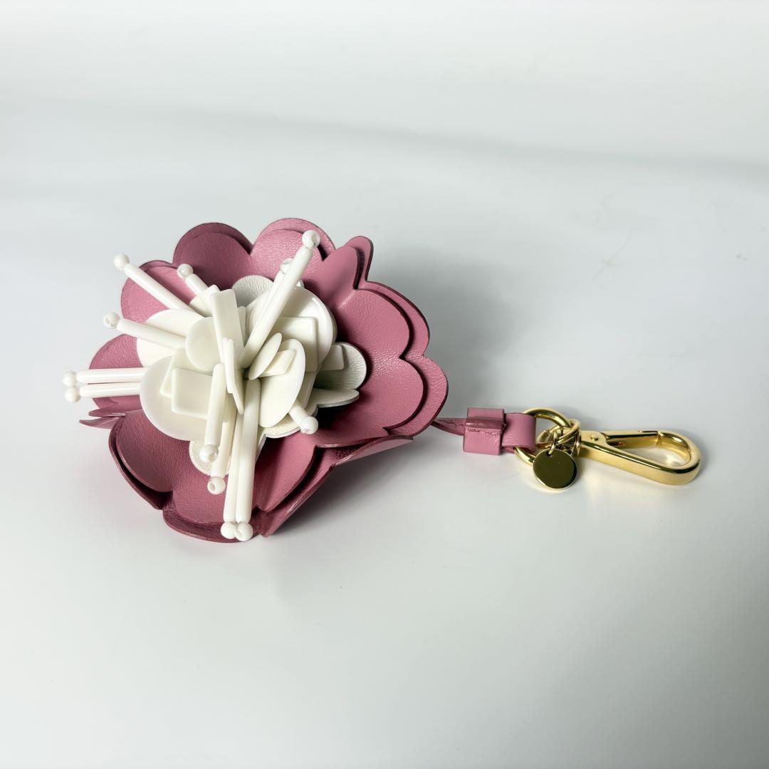 ._.13 miumiu キーホルダー チャーム フラワー リーフ ミュウミュウ フラワー キーチャーム キーホルダー ピンクレザー