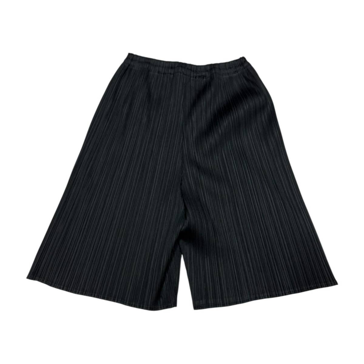 イッセイミヤケ 黒ハーフパンツ ○ISSEY MIYAKE イッセイミヤケ プリーツ加工 ハーフパンツ 黒
