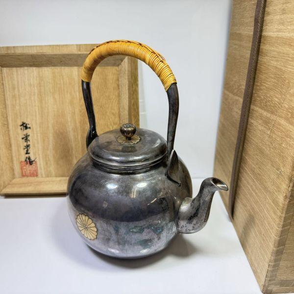 純銀製 松栄堂造 菊寶珠湯沸 蕾摘 銀瓶 古美術品 煎茶 元箱 純銀保証 Bibian 比比昂- 純銀製松栄堂造菊寶珠湯沸蕾摘銀瓶古美術品煎茶