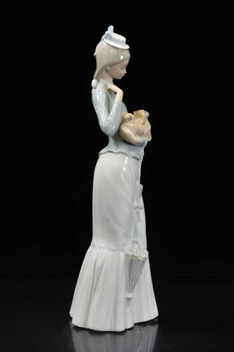 リヤドロ LLADRO 仔犬を抱く貴婦人 LLADRO リヤドロ フィギュリン 『子犬を抱く貴婦人』 No.4893 高