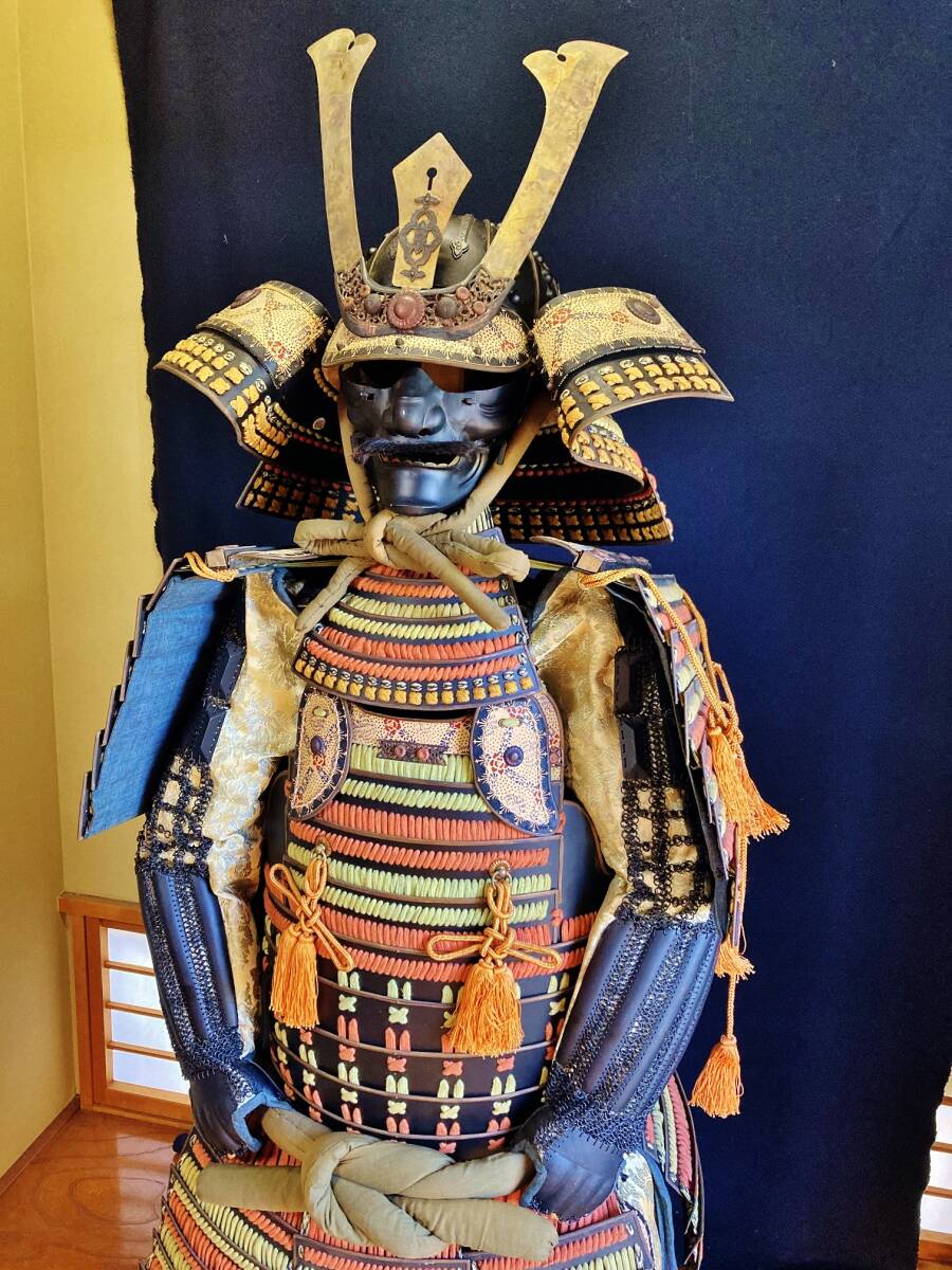 月*山様 無名 武具 鎧部品 アンティーク 骨董古武具 兜 甲冑 等身大 鎧兜 甲冑 鎧 兜 鎧櫃 組立て付き 武具 防具 骨董 古美術
