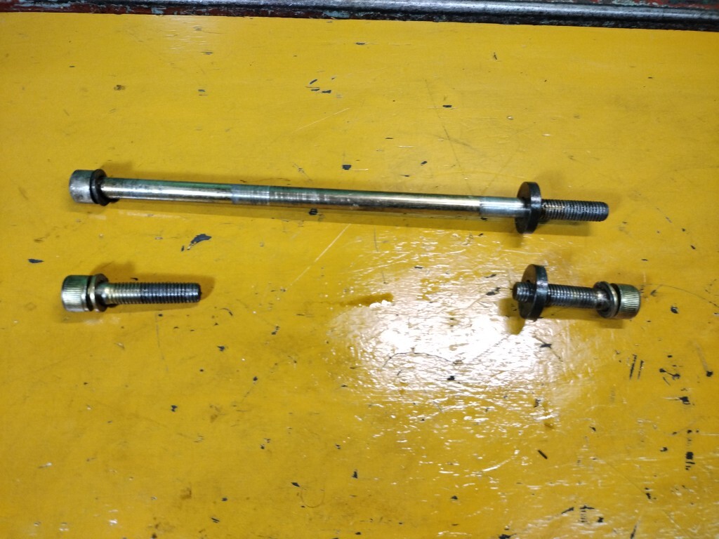 ●　DUCATI　ドゥカティ　400SS　ZDM400J　純正エンジンハンガーボルト　Lパックライト発送_画像1