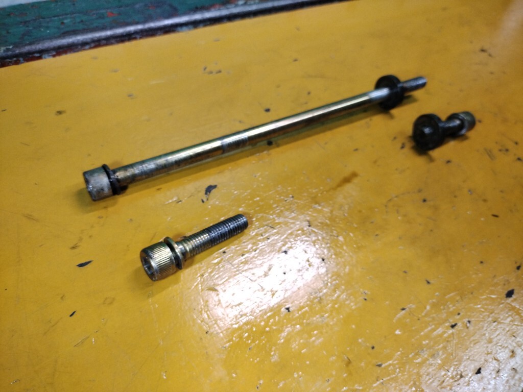 ●　DUCATI　ドゥカティ　400SS　ZDM400J　純正エンジンハンガーボルト　Lパックライト発送_画像3