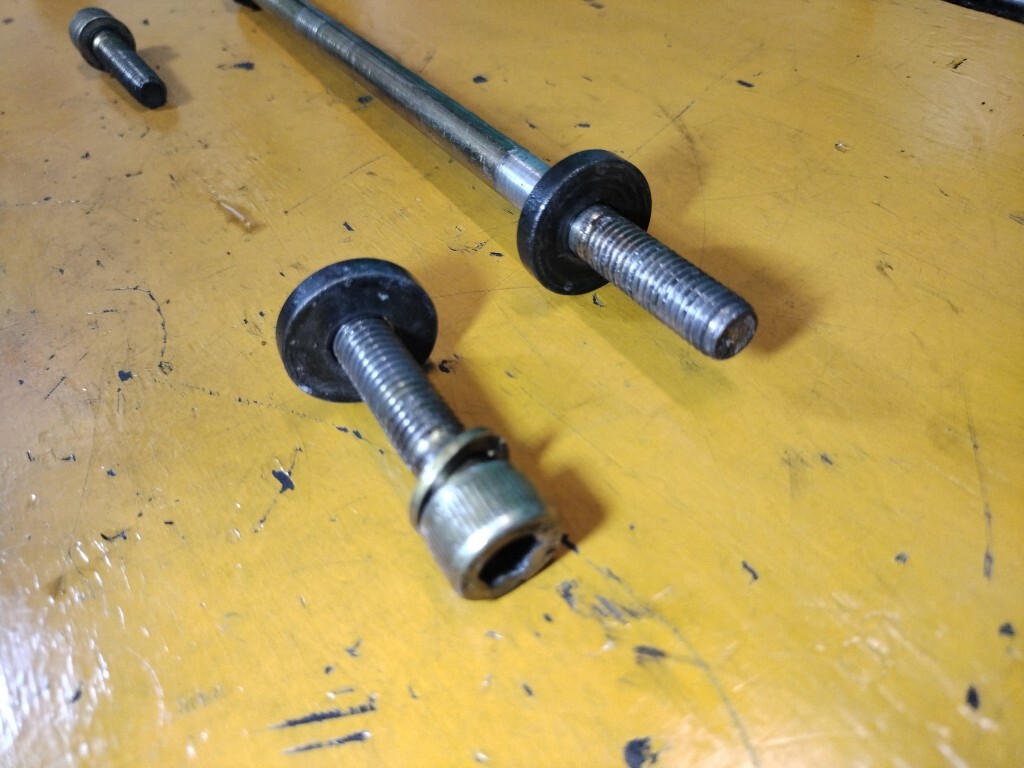 ●　DUCATI　ドゥカティ　400SS　ZDM400J　純正エンジンハンガーボルト　Lパックライト発送_画像2