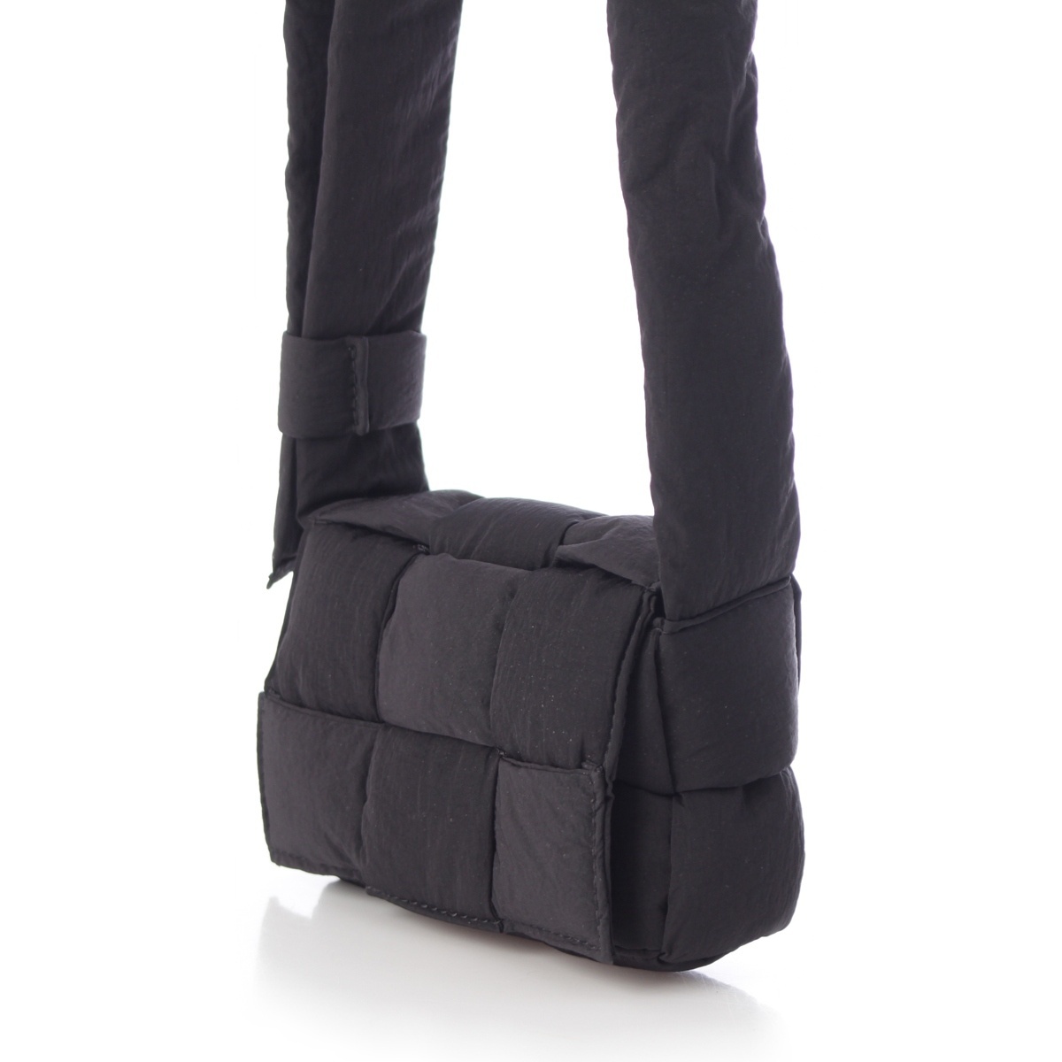 ボッテガヴェネタ カセット ミニ ナイロン イントレチャート ショルダーバッグ ブラック【中古】