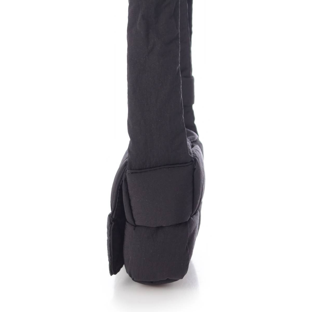 ボッテガヴェネタ カセット ミニ ナイロン イントレチャート ショルダーバッグ ブラック【中古】