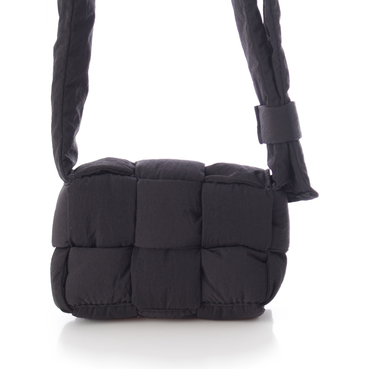 ボッテガヴェネタ カセット ミニ ナイロン イントレチャート ショルダーバッグ ブラック【中古】