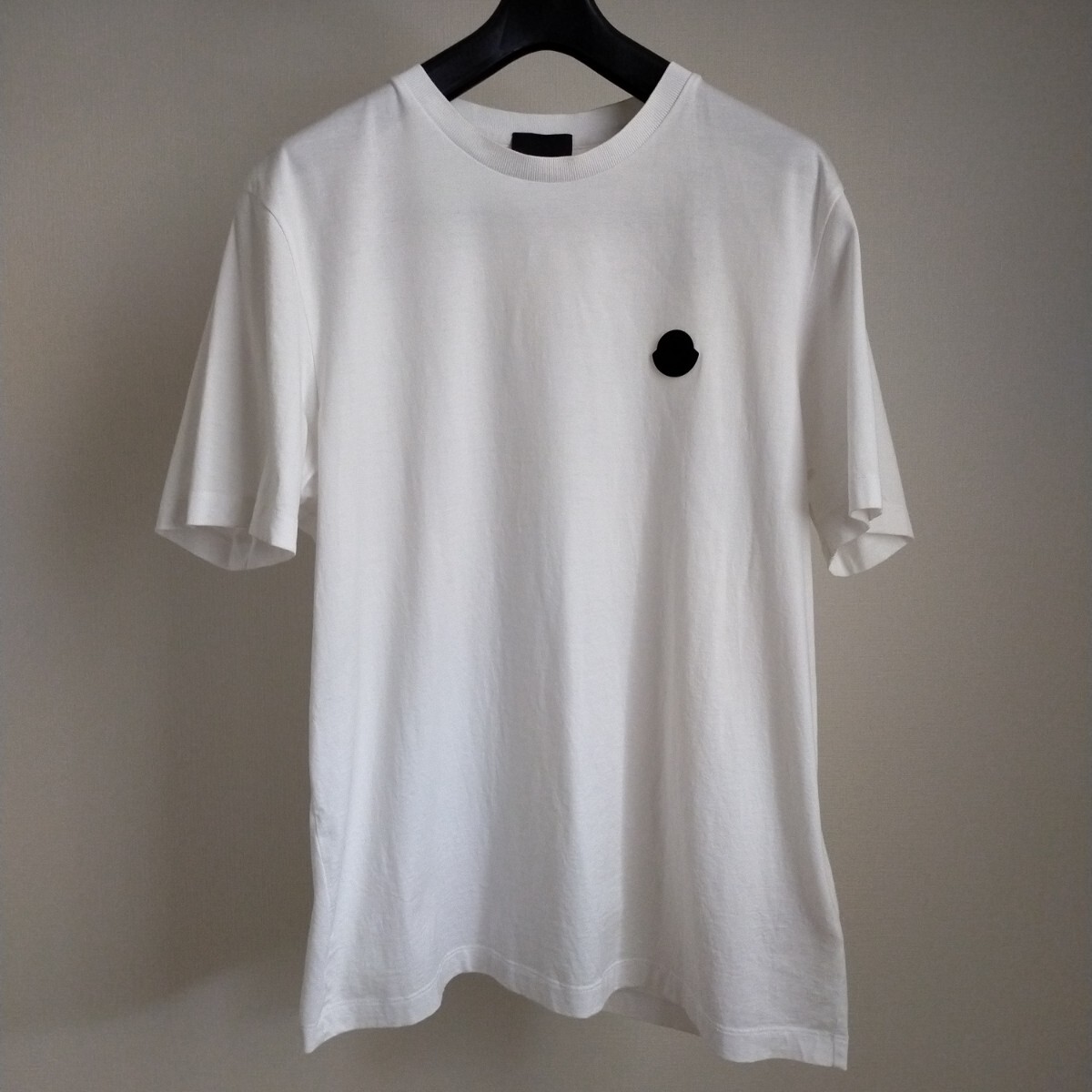 【MONCLER】24SS ロープロゴ バックオープンTシャツ MONCLER 24SS ラバー製ロゴパッチ付 バックロゴ クルーネックT